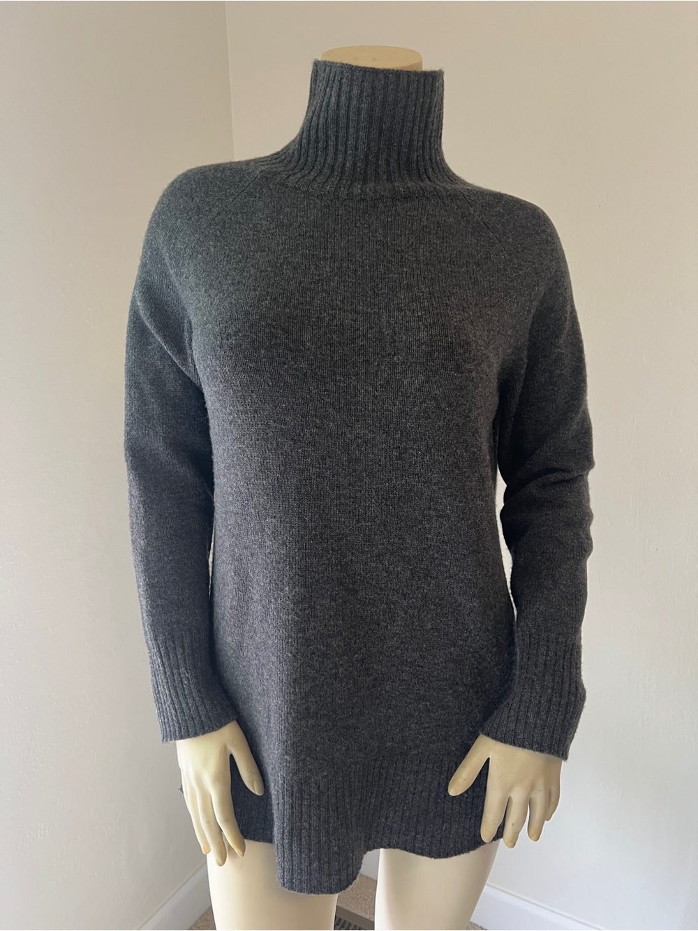 Theory Cashmere Grey Mock Neck Long Sleeve Sweater. Size Small.